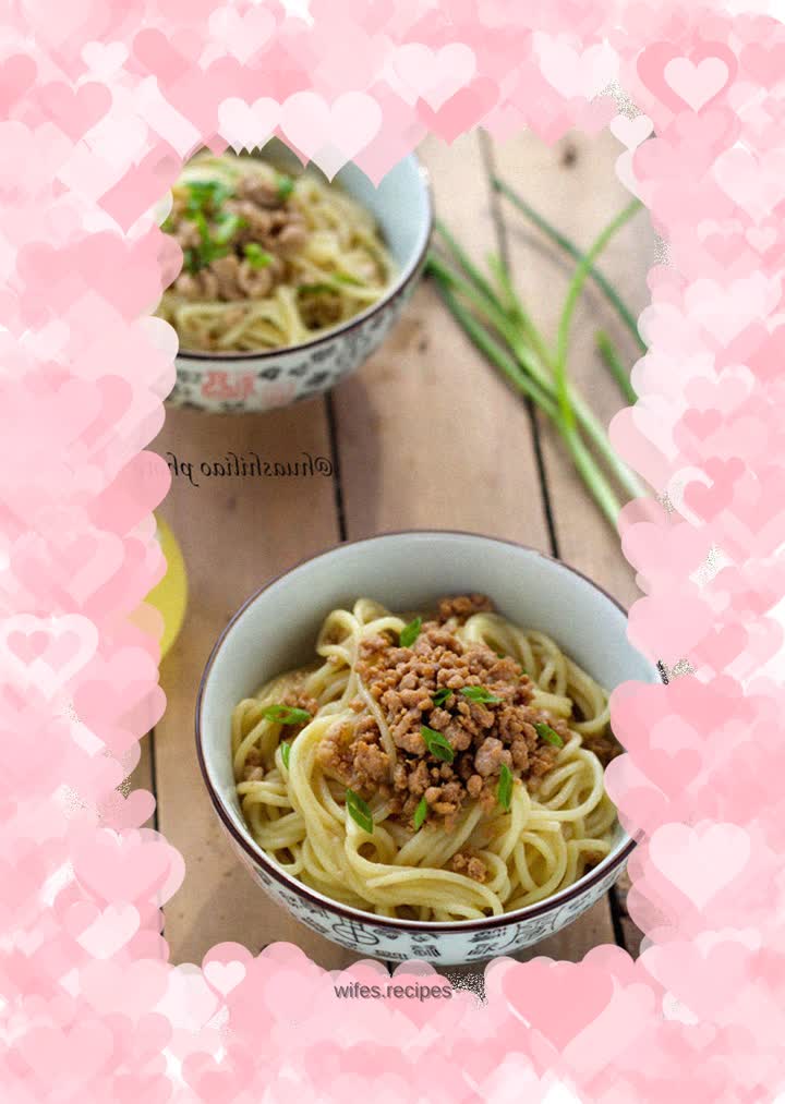 Noodles with minced pork and scallion oil