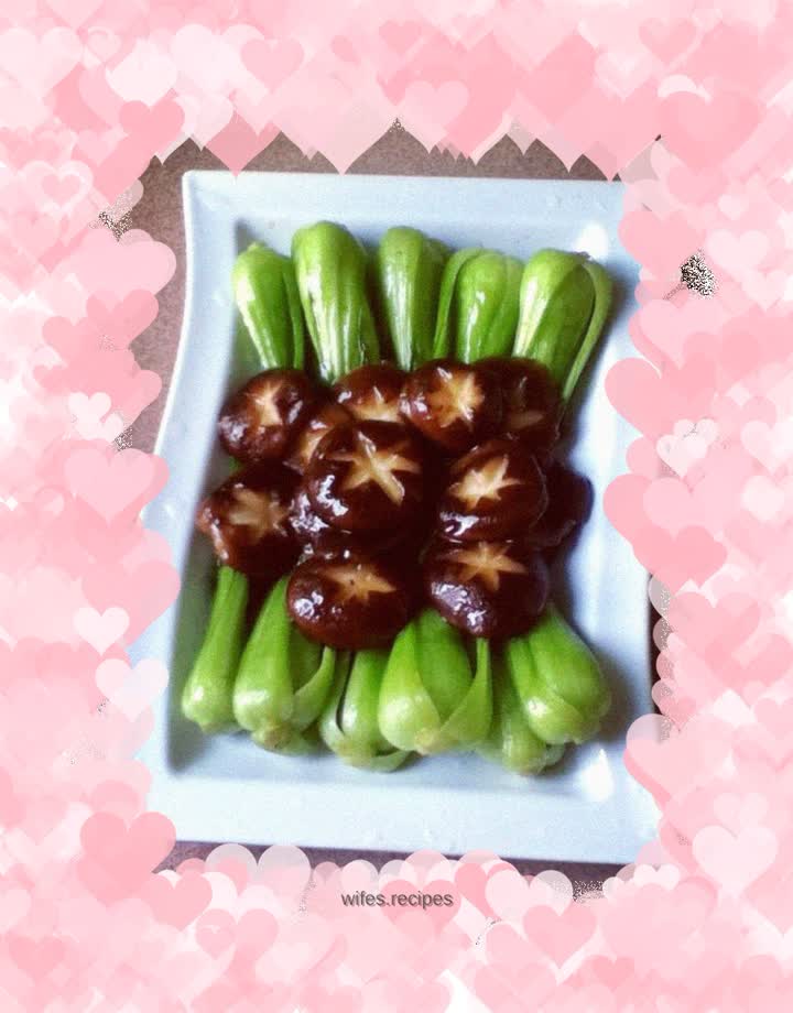 Stir-fried mushrooms with abalone sauce and green vegetables