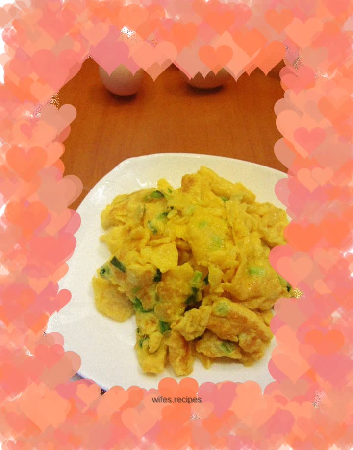 Fried eggs with green onions and ginger