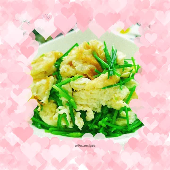 Fried eggs with chive flowers