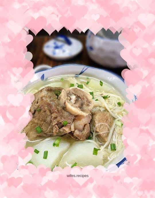 White radish and enoki mushroom tube bone soup
