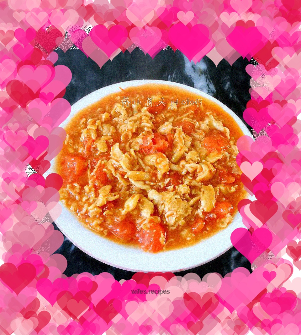 Chicken slices with tomato sauce and hibiscus