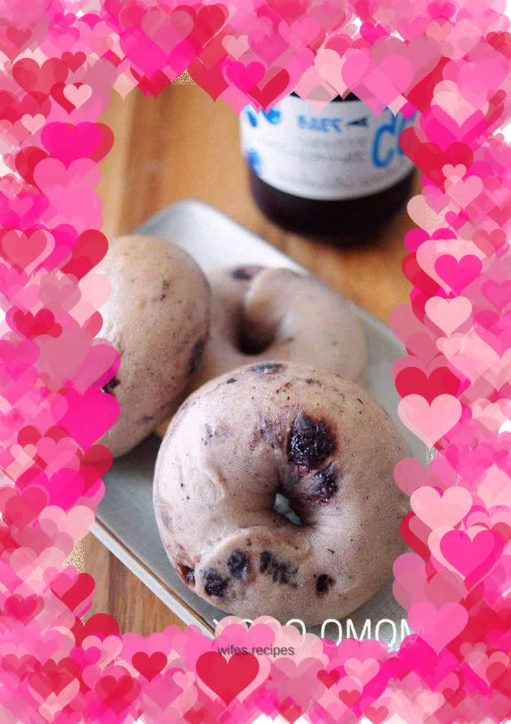 Blueberry jam bagel for eye protection