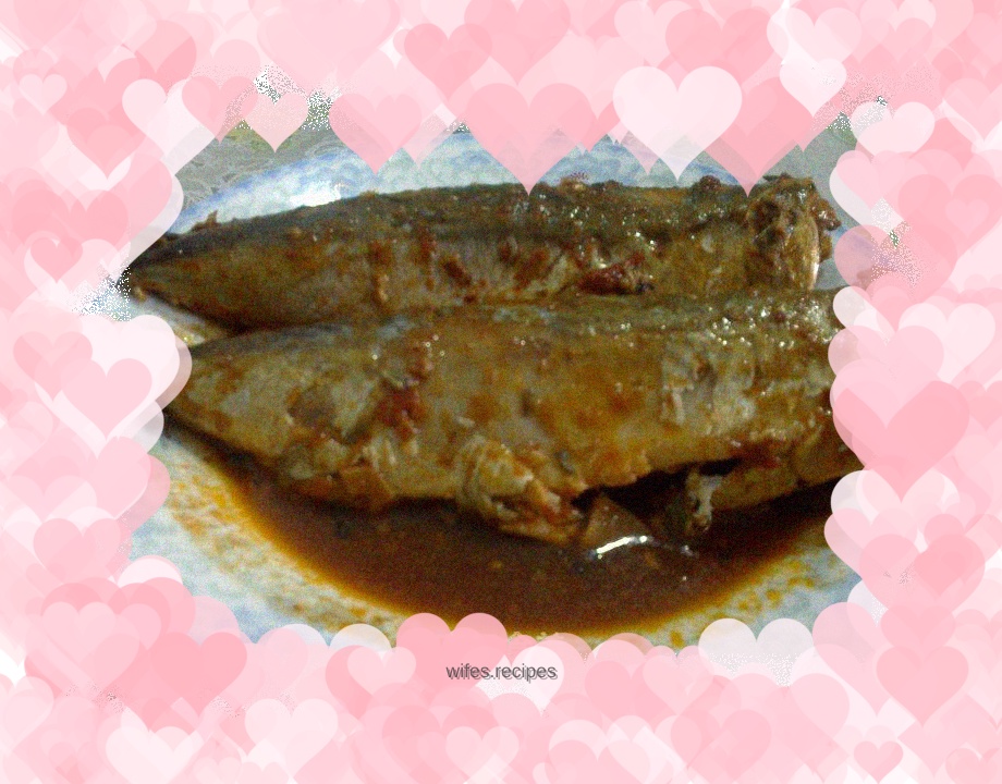 Canned fish in tomato sauce