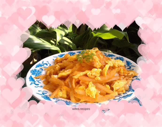 Scrambled eggs with tomato sauce and onions
