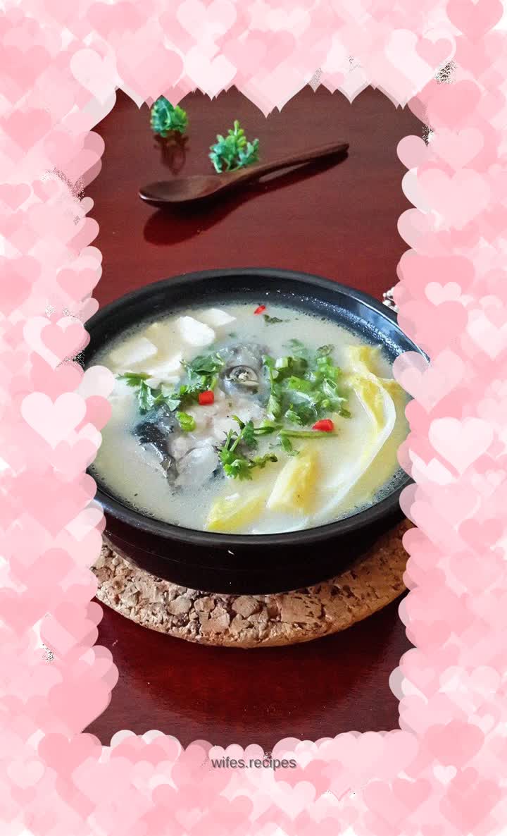 Casserole fish head and tofu soup