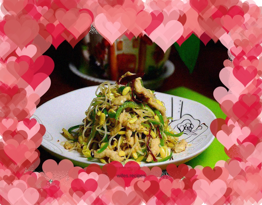 Stir-fried black bean sprouts with shredded chicken