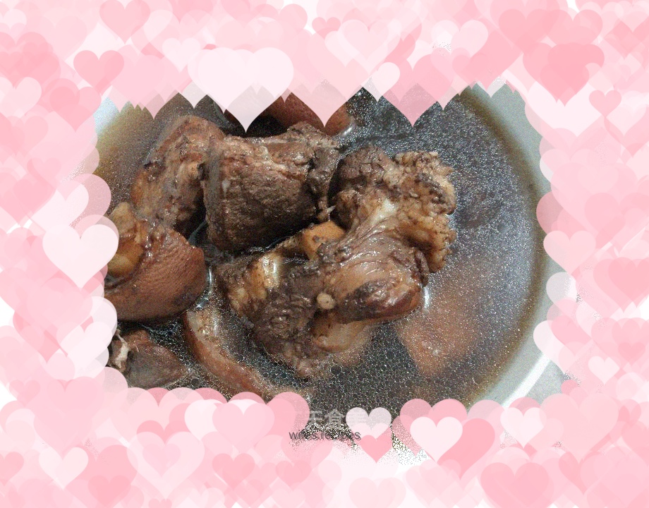 Stewed pig's feet with rheumatism herbs