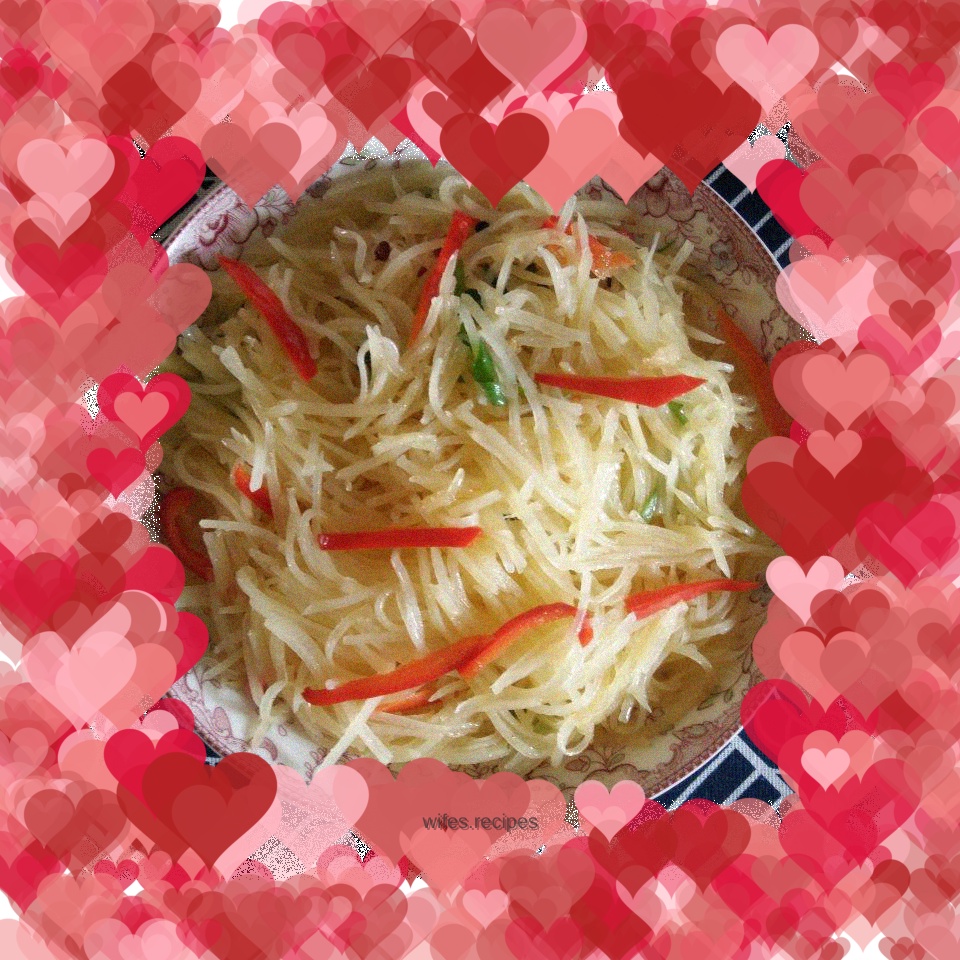 Stir-fried shredded potatoes with red pepper