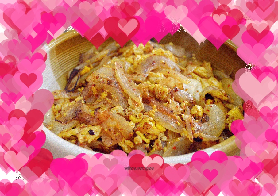 Fried eggs with onions