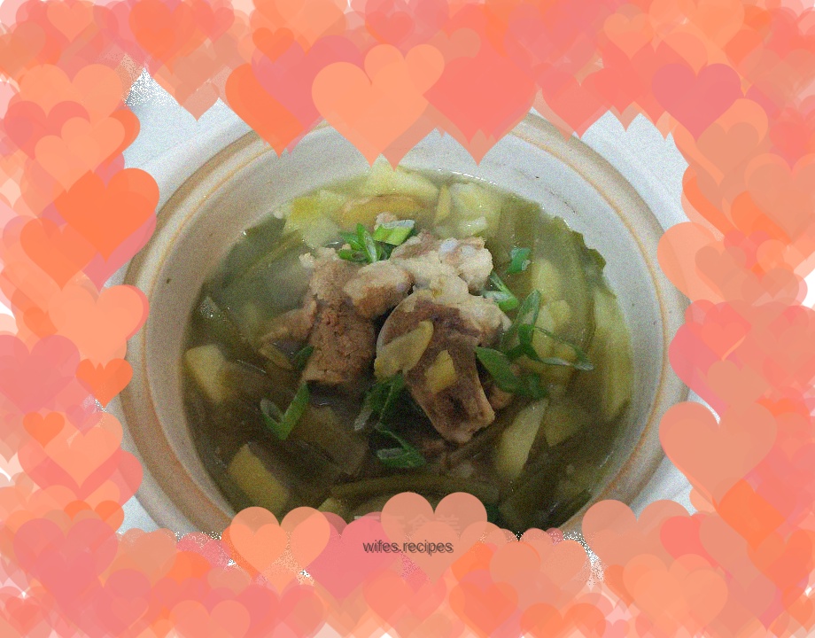 Pork bone stewed with potatoes and sea cabbage strips