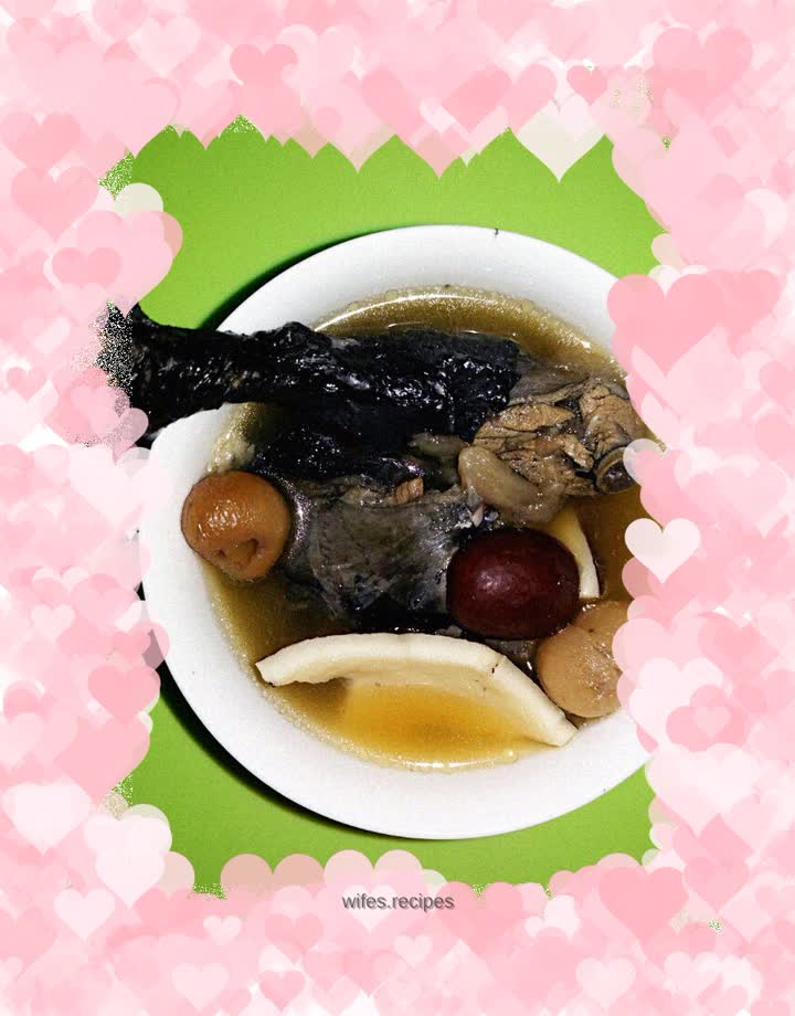Old coconut stewed bamboo chicken (silky chicken) soup