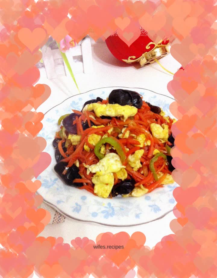 Scrambled eggs with carrots and fungus