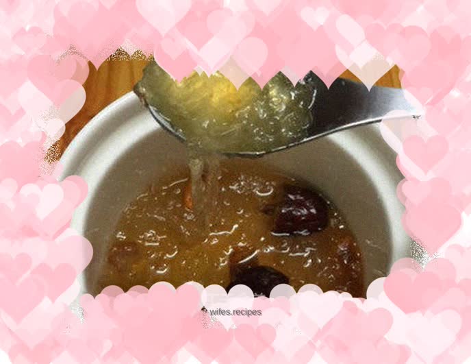 Bird's nest with wolfberry, red dates and rock sugar