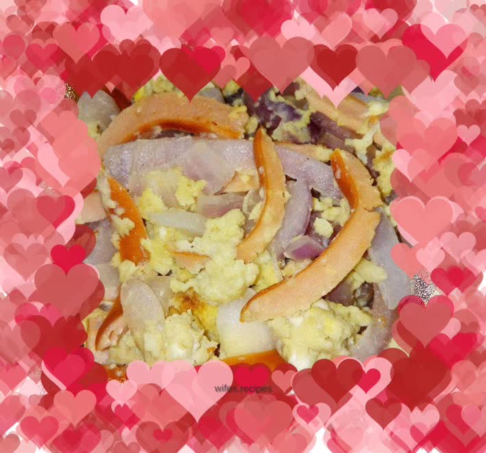 Scrambled eggs with onion, cheese and sausage