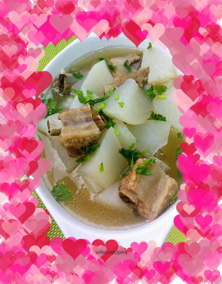 Pork ribs and white radish in pot