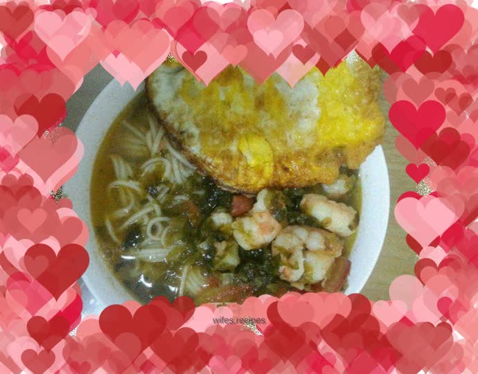 Egg noodles with pickles, tomatoes, shrimps