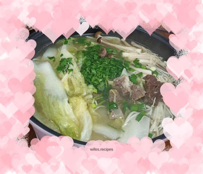 Braised beef and cabbage soup pot