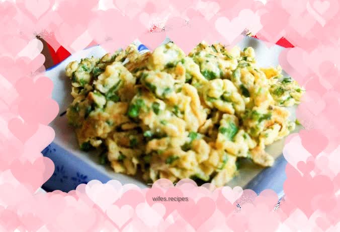 Scrambled eggs with celery leaves