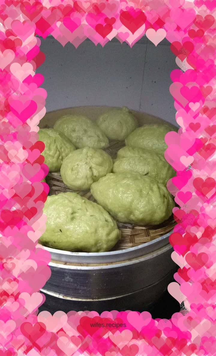 Green sauce steamed buns, my first time making steamed buns, so ugly