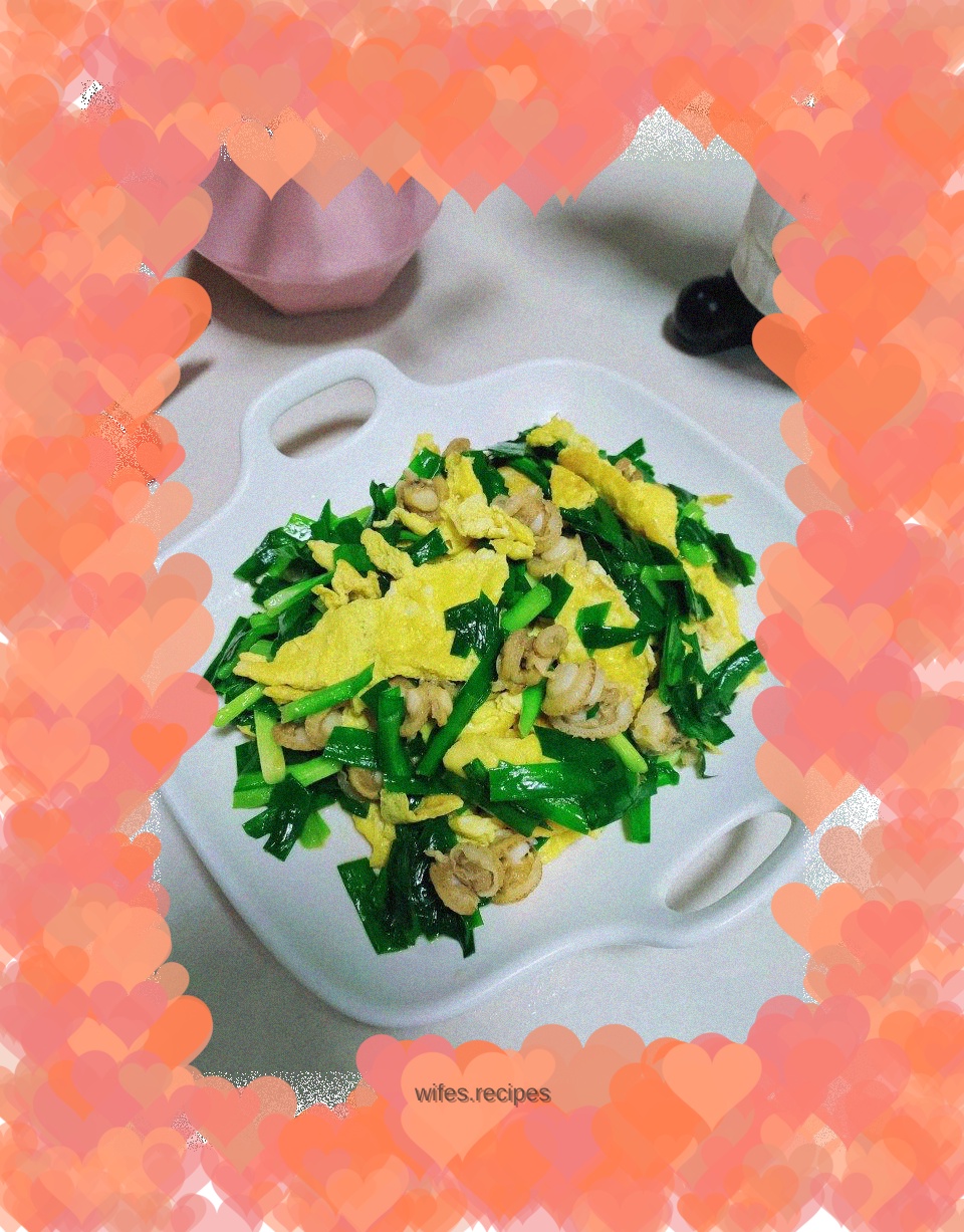 Fried eggs with leeks and scallops