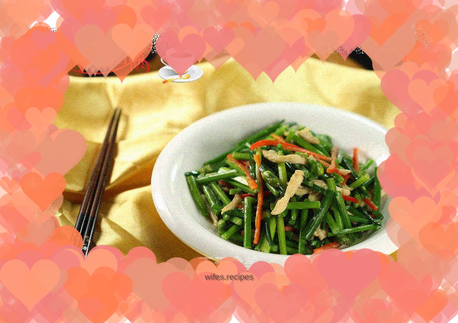 Stir-fried shredded chicken with chives and sprouts