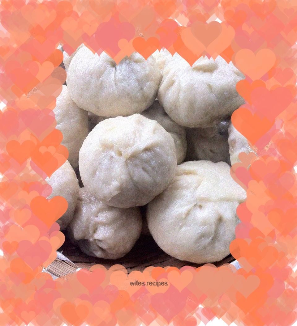 Steamed buns stuffed with pickled vegetables and pork