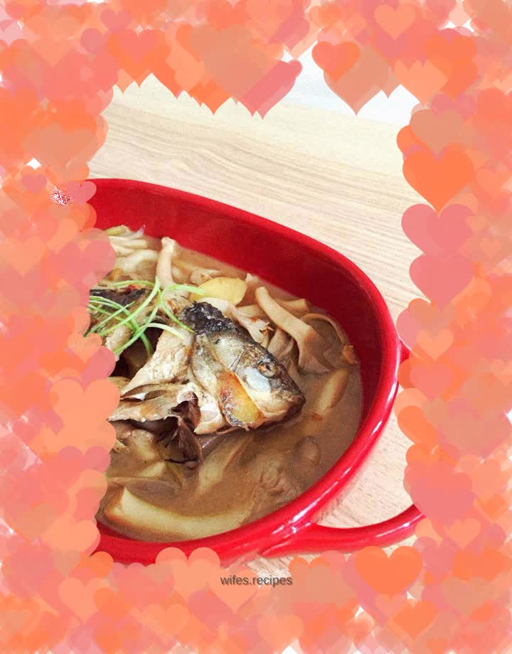 Braised crucian carp with shimeji mushrooms