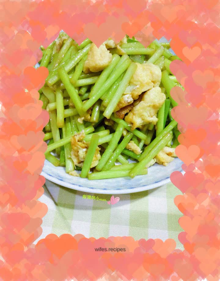 Fried eggs with garlic