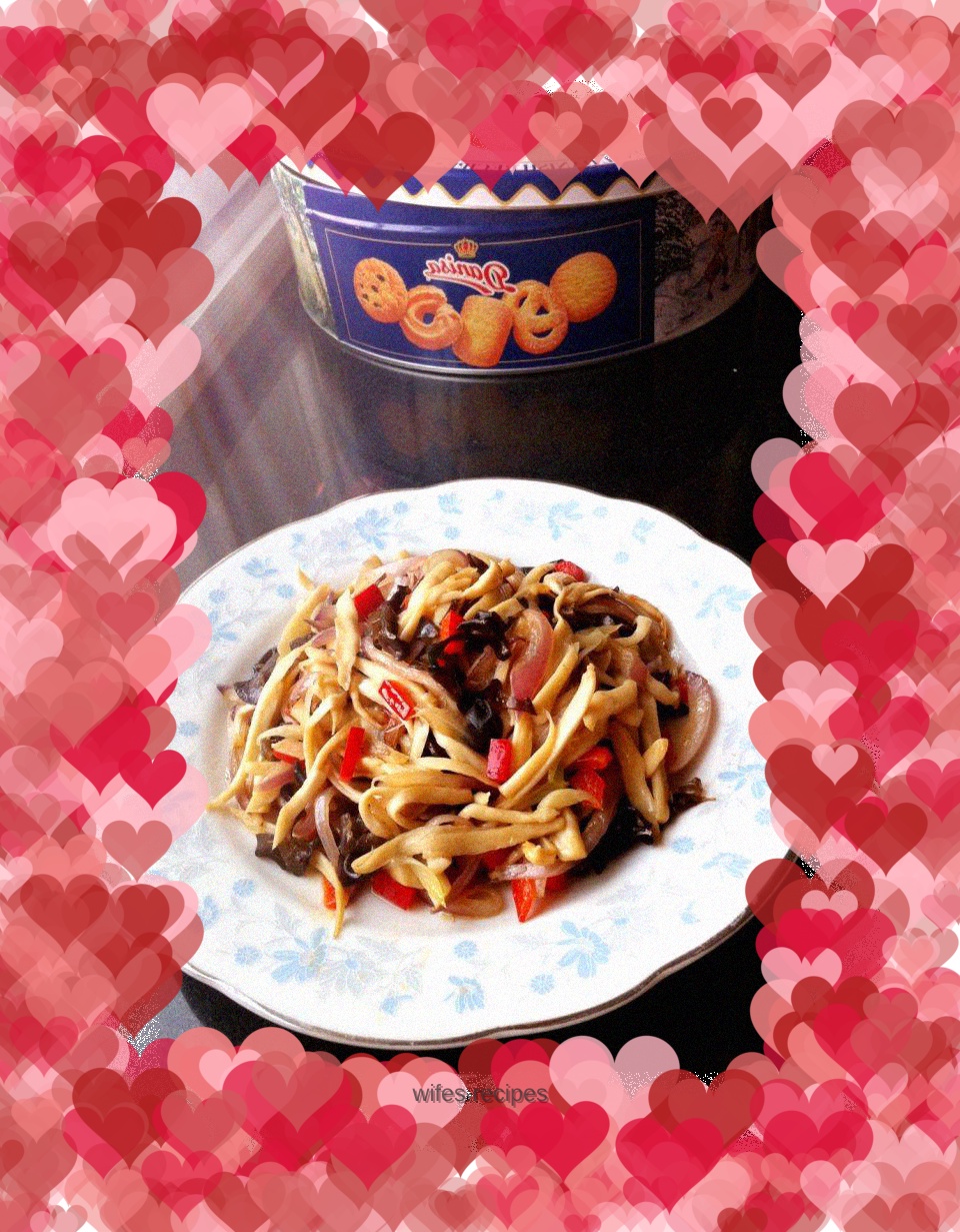Stir-fried king oyster mushrooms and onions
