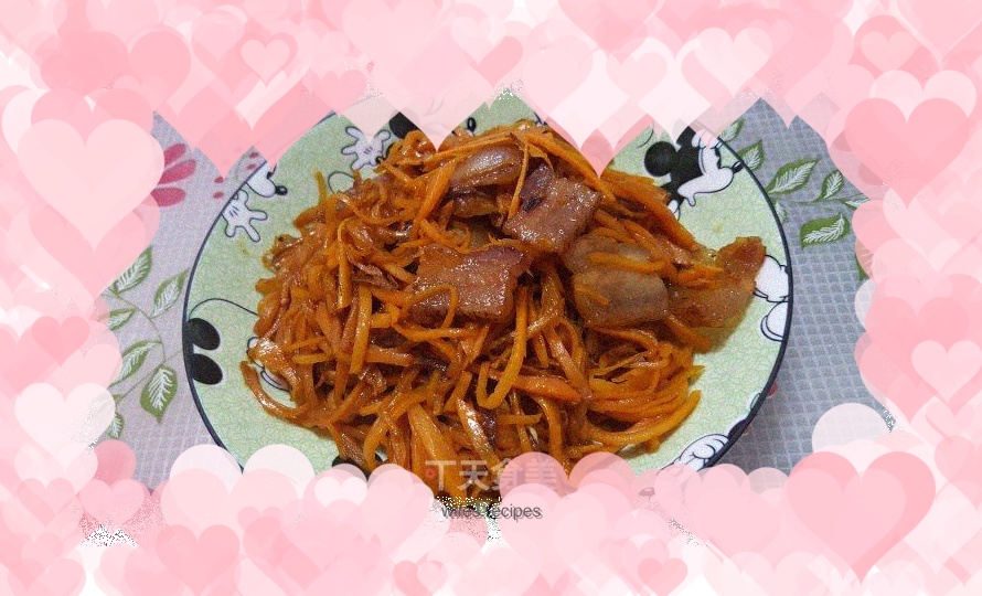 Stir-fried shredded carrots with bacon