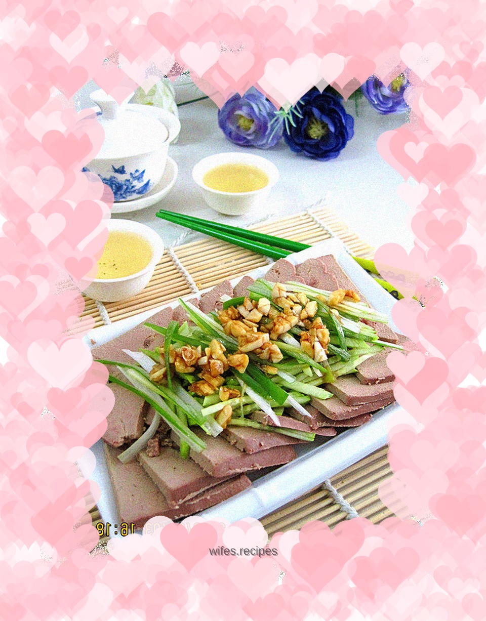 Spring liver-nourishing cold dish - pork liver mixed with minced garlic