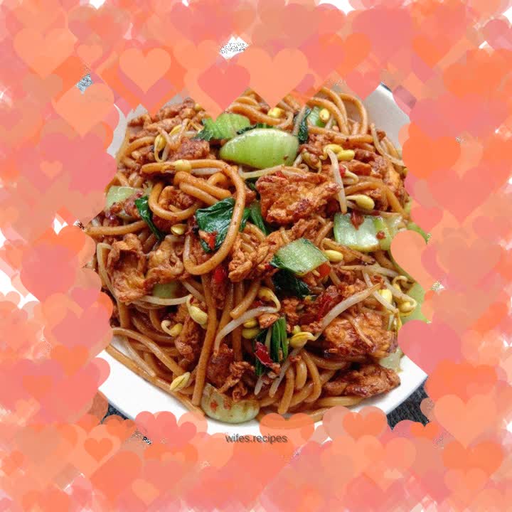 Fried rice noodles with chopped pepper and bean sprouts