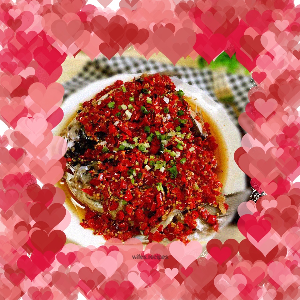 Fish head with chopped pepper