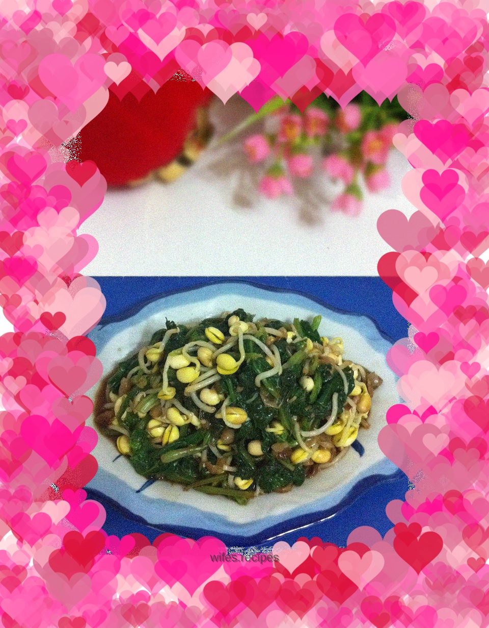 Soybean sprouts mixed with spinach