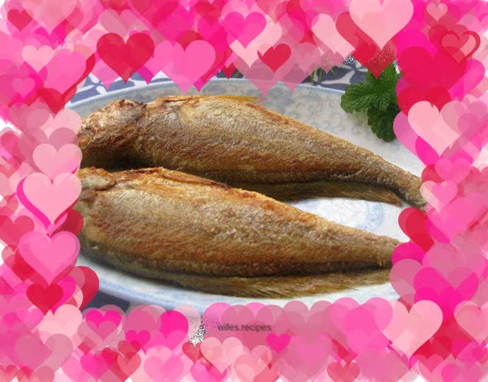 Dry fried small yellow croaker
