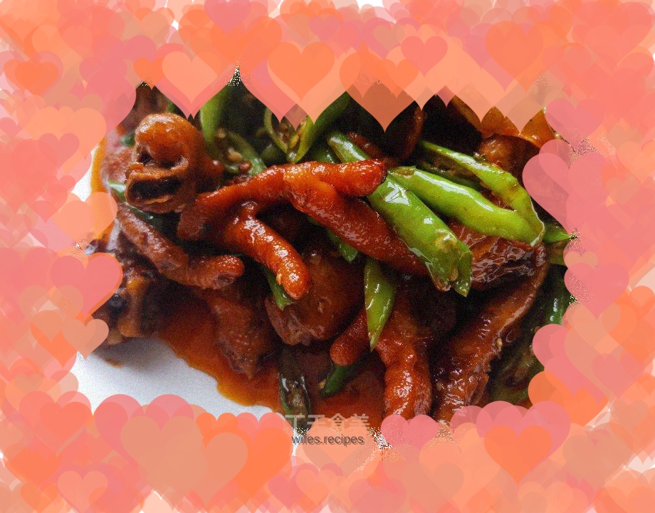 Sichuan style green pepper roasted chicken feet
