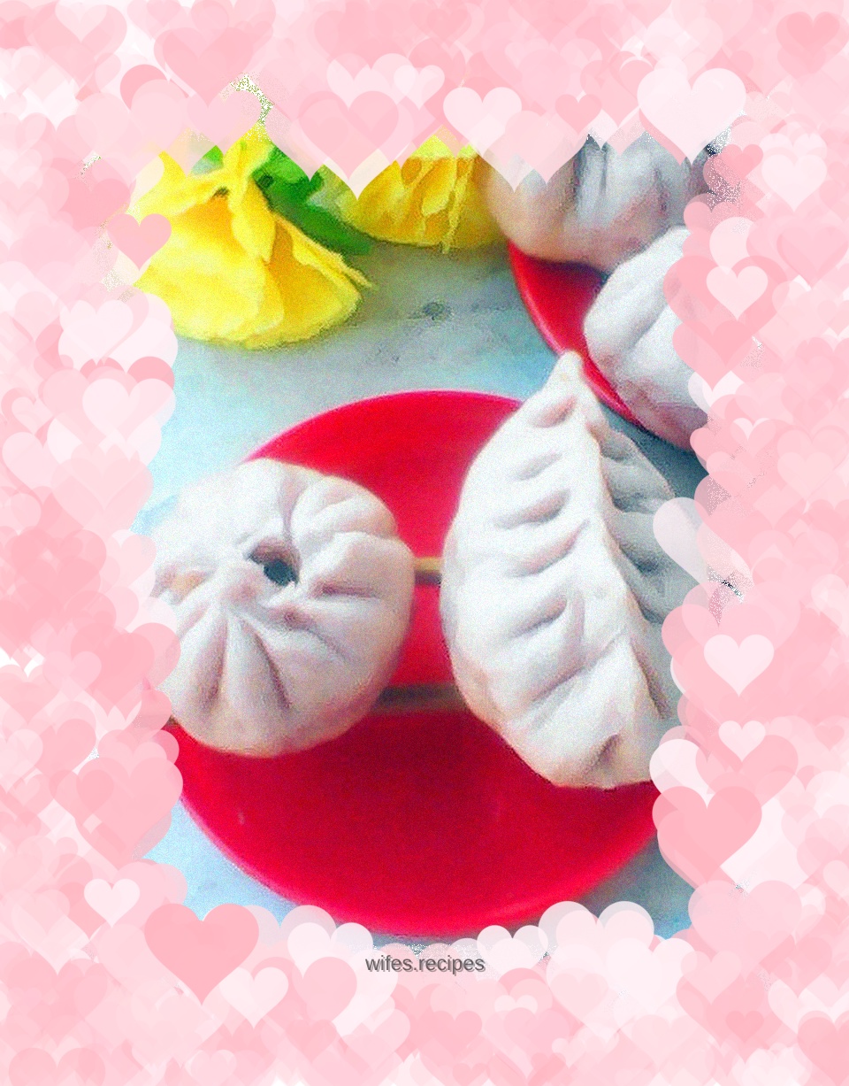 Steamed buns stuffed with purple sweet potato and chives