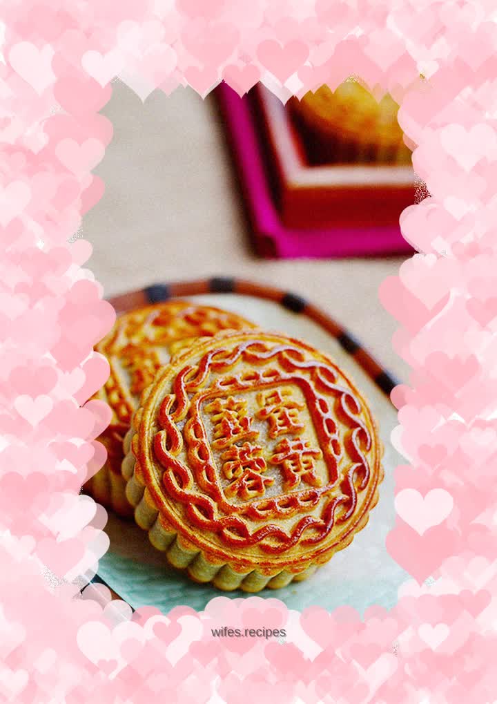 Private recipe revealed - Cantonese style lotus paste and egg yolk mooncakes