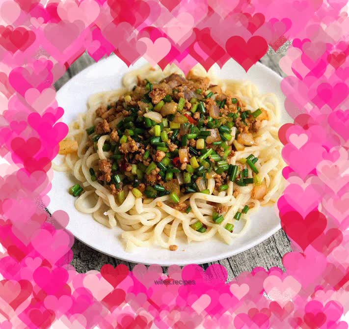 Minced pork with leek and moss spread over water