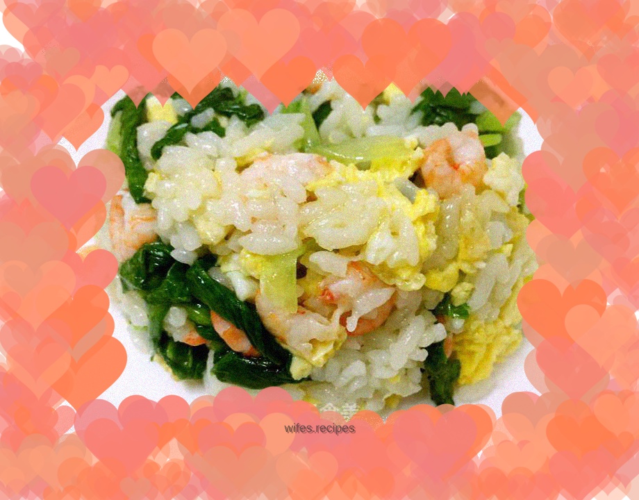 Fried rice with shrimps, vegetables and eggs