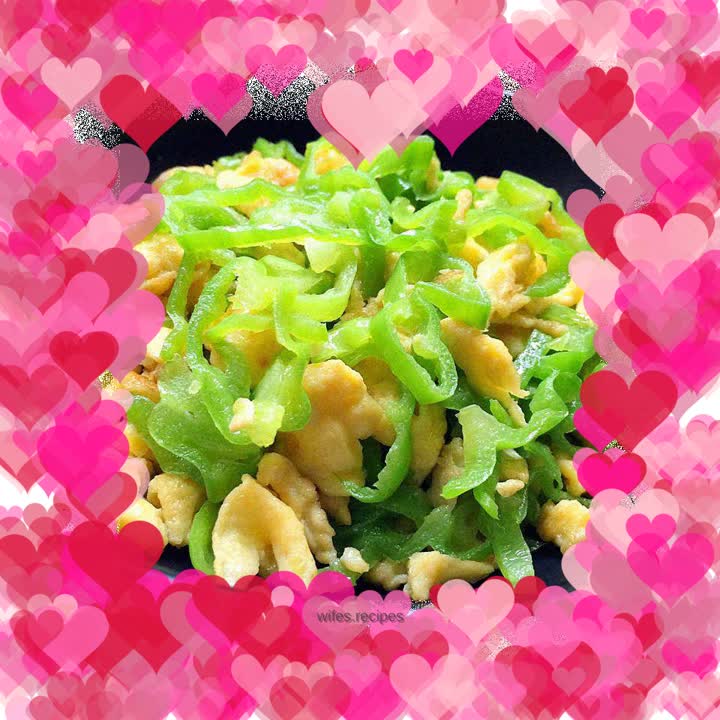 Fried eggs with green pepper