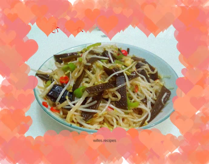 Stir-fried noodles with kelp and sprouts