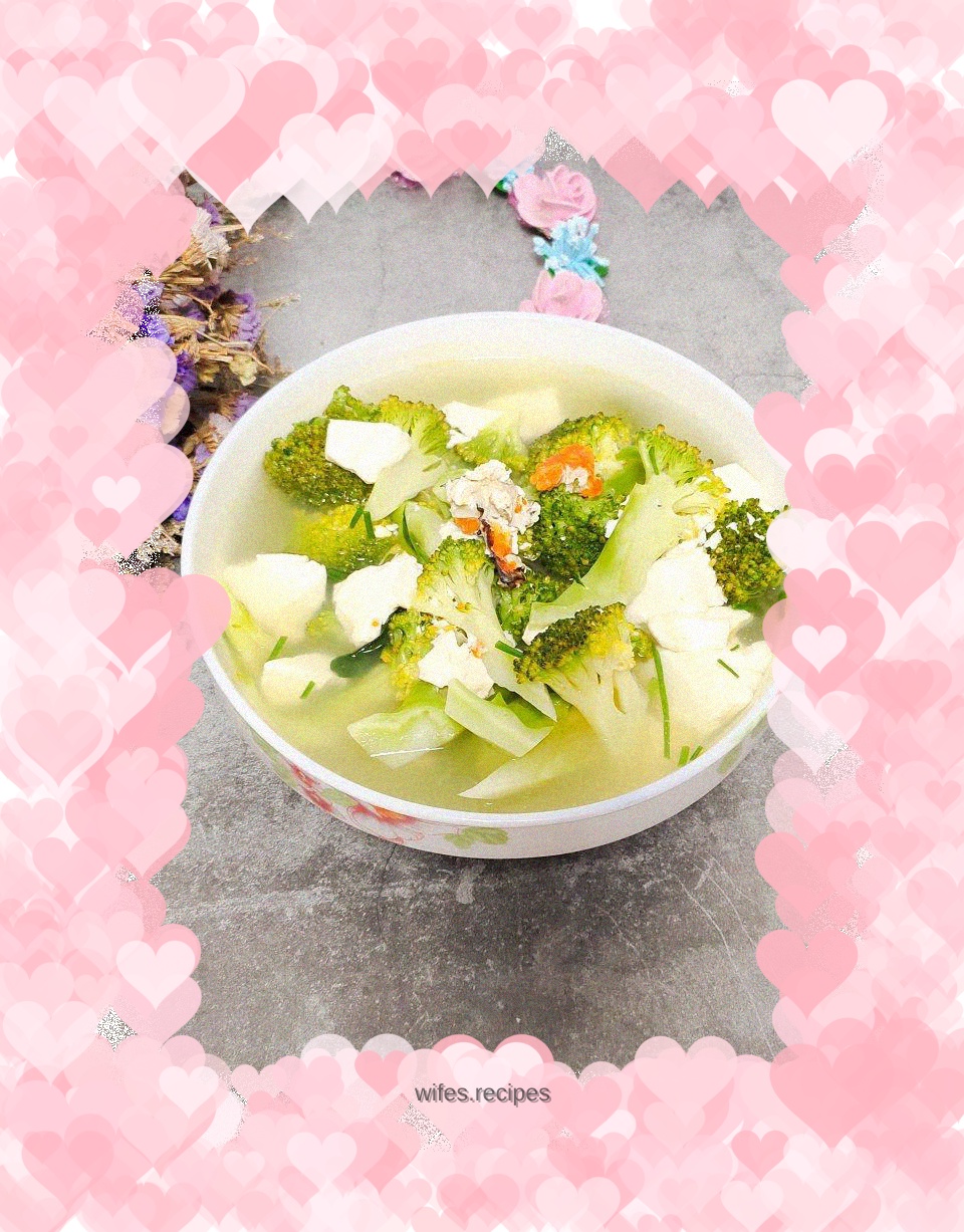 Crab roe, broccoli and tofu soup