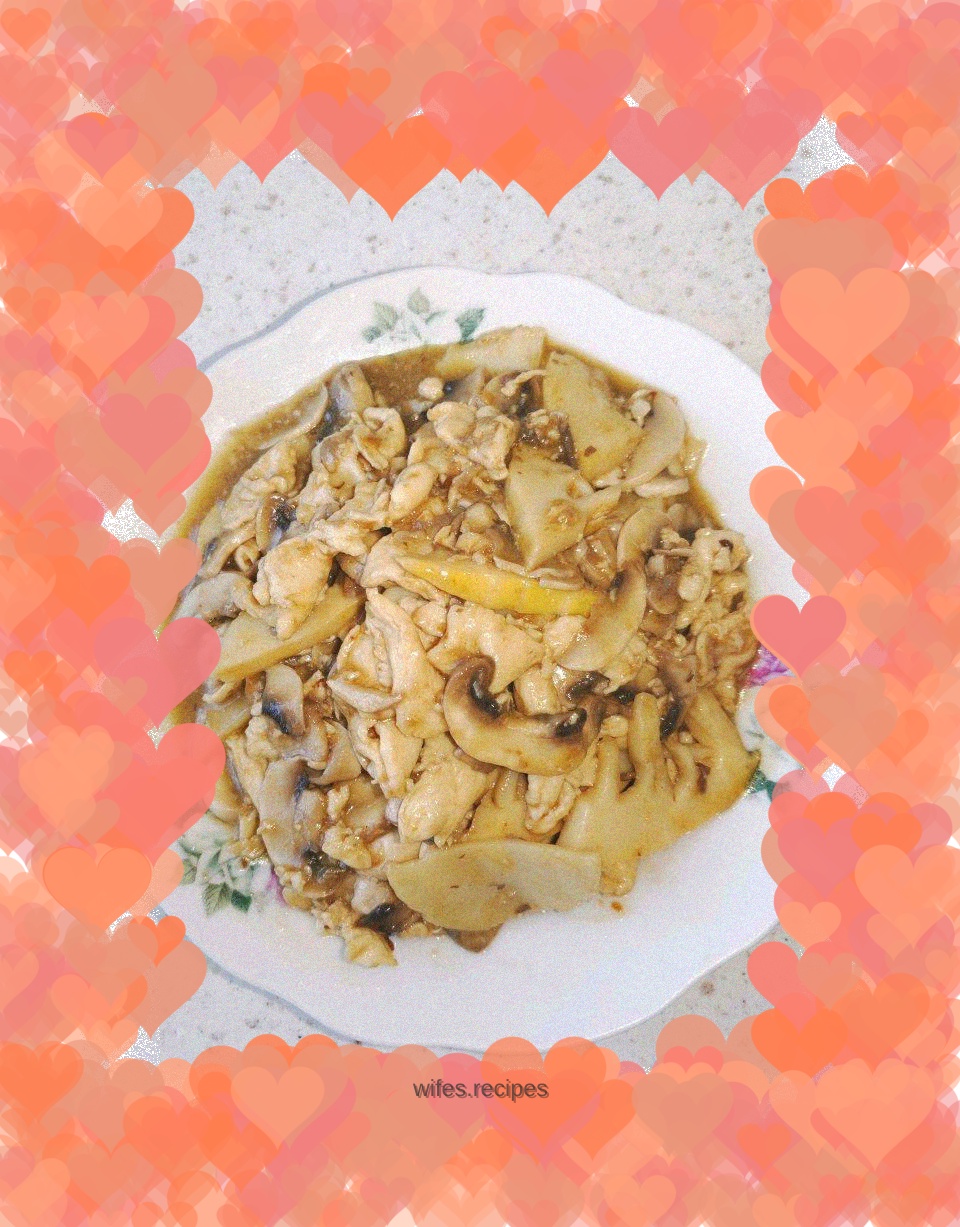 Stir-fried chicken slices with mushrooms and winter bamboo shoots