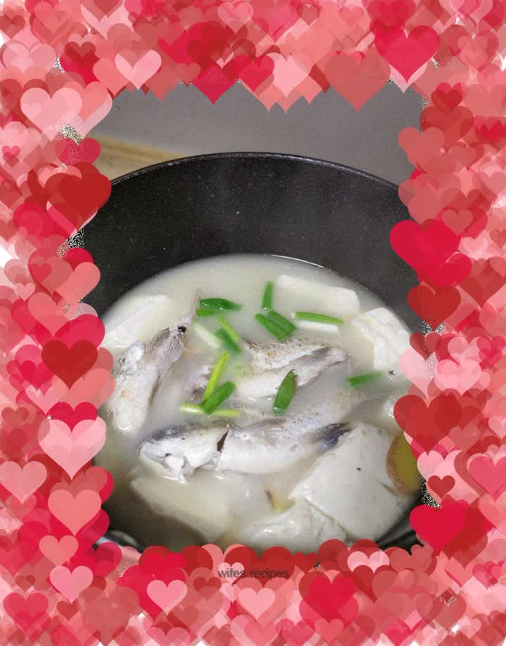 Wild crucian carp tofu soup