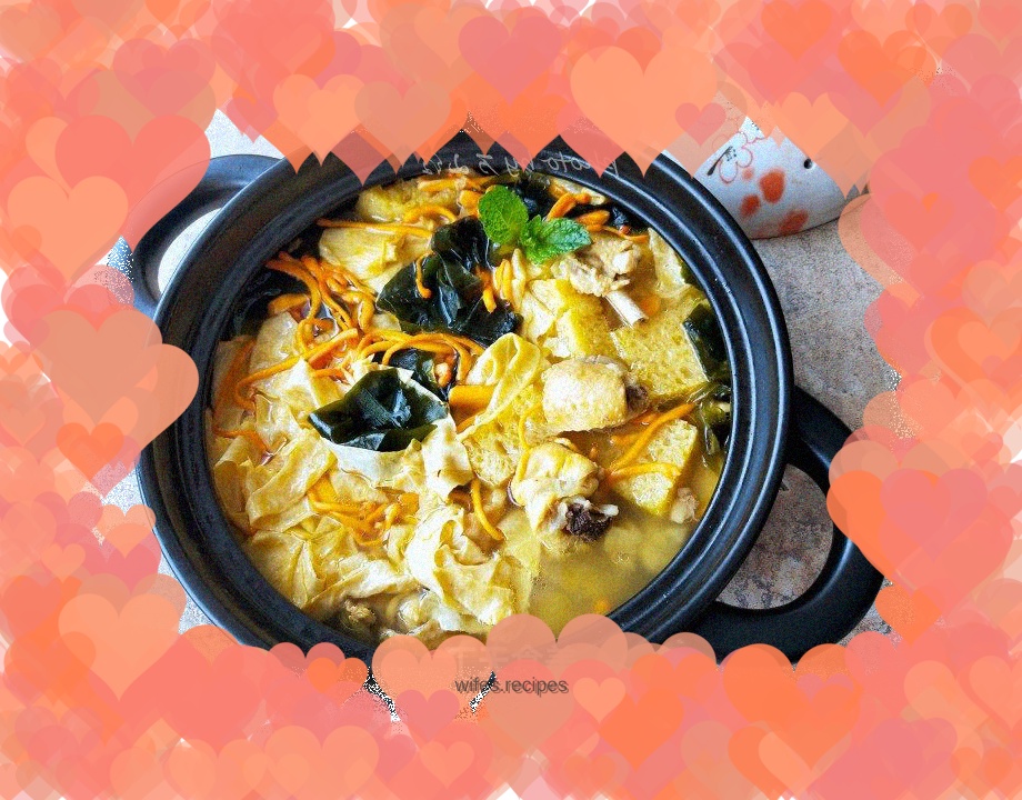 Chicken soup stewed with fried skin