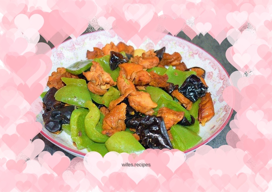 Stir-fried chicken with green pepper and fungus