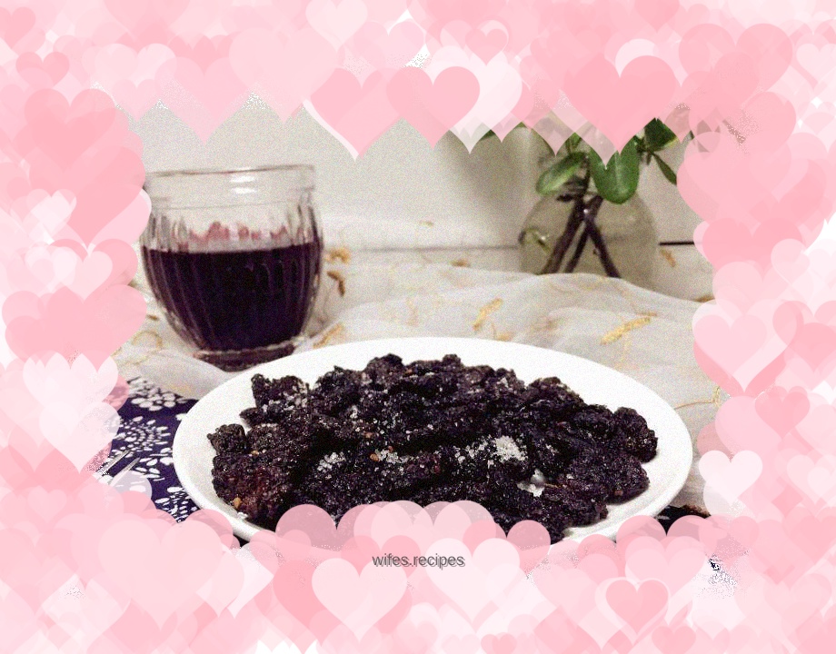 Dried mulberries and mulberry juice