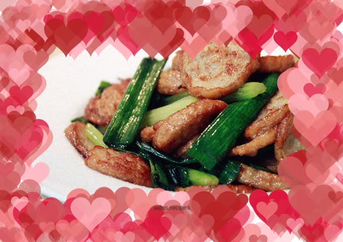 Stir-fried meat rolls with celery and garlic sprouts